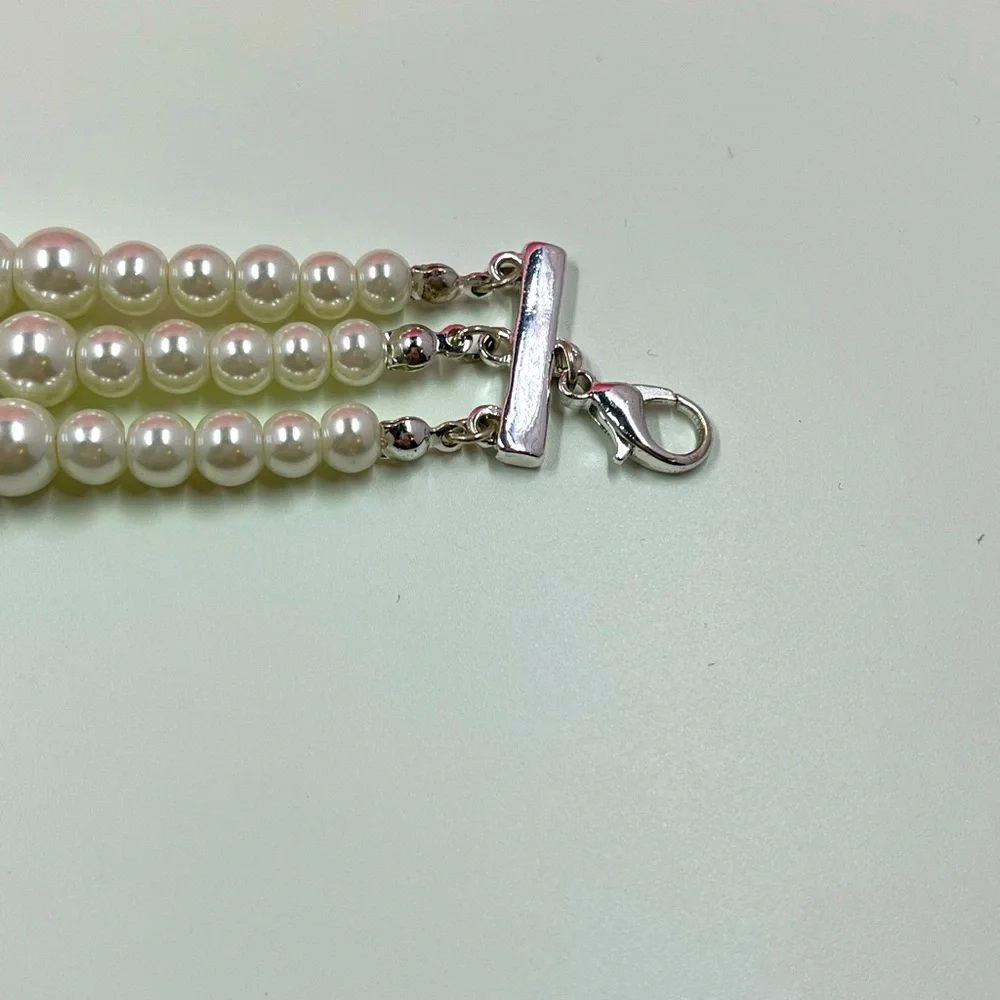 Vintage Y2K Triple Strand Pearl and Silver Abstract Flower Pendant Bracelet - Picture 7 of 9